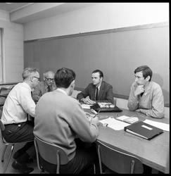 Møte med amerikansk besøk ved PVC-fabrikk.