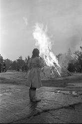 Norge, juni 1968. St. Hans feiring med bål.