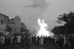 Norge. St. Hans feiring. Bål og mennesker.