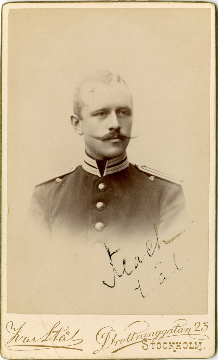 Porträtt av Gustaf Flach, officer vid Andra livgrenadjärregementet I 5.