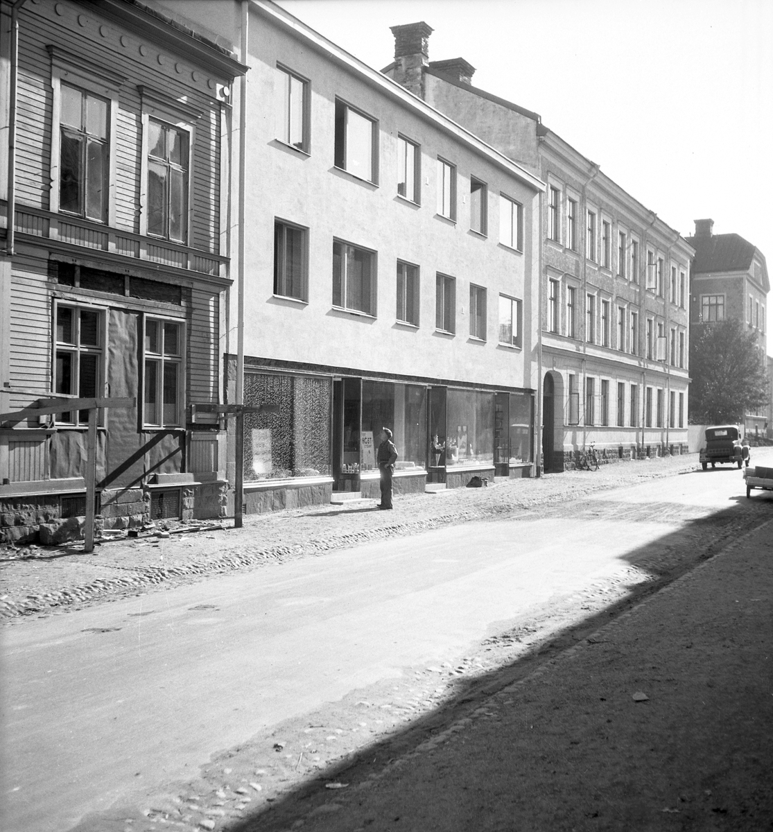 Gatuvy. Huset längst till vänster har adressen Södra Centralgatan 37. Augusti 1937.