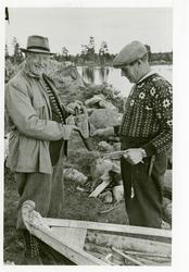 Ole Kollsgård og Nils Østgård på fisketur.