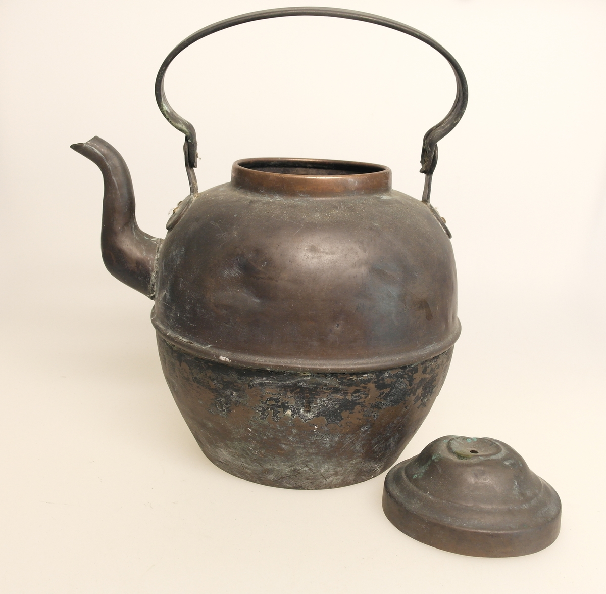 Kaffekjele (A) med lokk (B), laget av kobber, med innvendig fortinning. Det er en forhøyet kant midt på kannen, som viser at den er beregnet på komfyr med ringer. Inngravering på hanken.