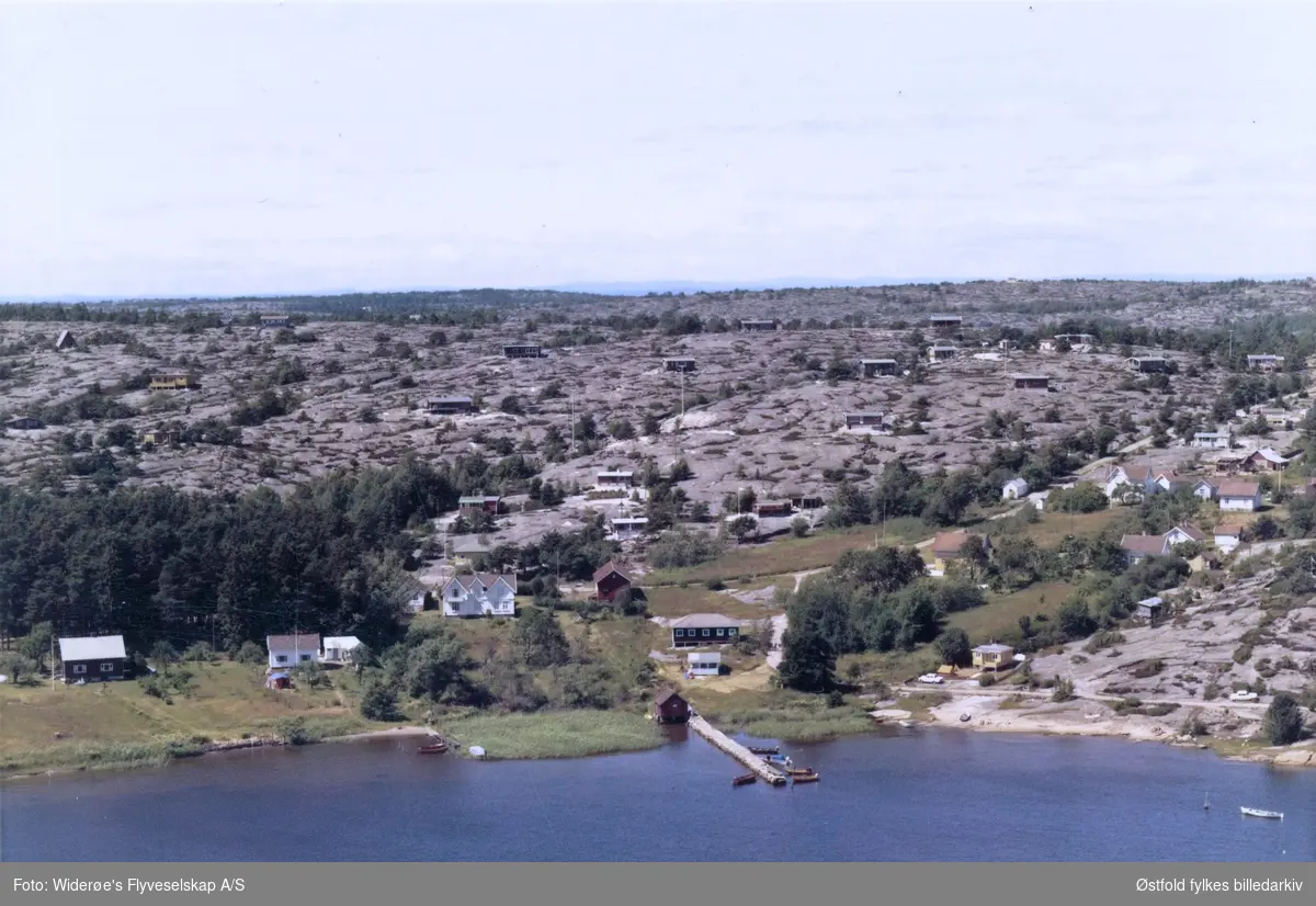 Oversiktsbilde av Spjærøy, Hvaler i juli 1967. Skråfoto/flyfoto.
Magnussens brygge.