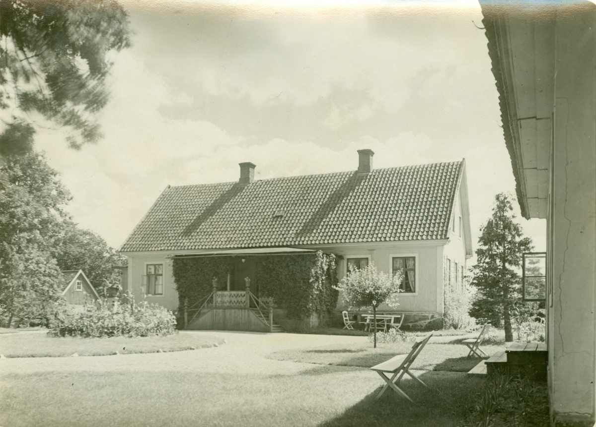 Maltebo gårds huvudbyggnad från gårdssidan. Putsat trähus, gult med vita hörn och foder. Uppfört omkring 1865.