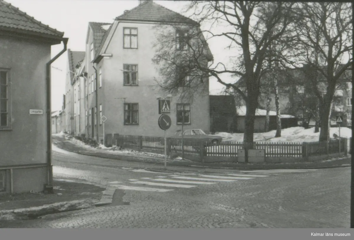 Bostadshus på Fabriksgatan i Nybro, sett från kvarteret Lönnen.