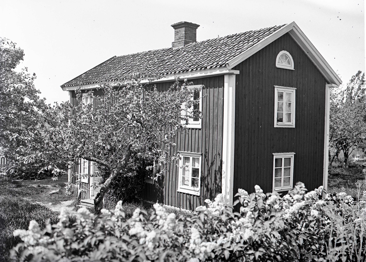 En byggning på bondgård vid stora landsvägen, mitt emot den holländska kvarnen i Krafslösa.