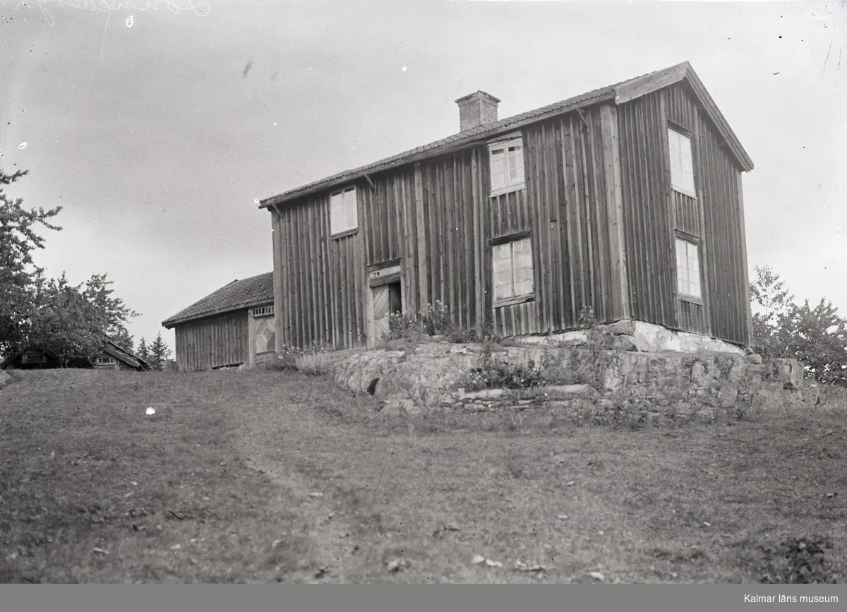 Det äldre boningshuset på Lönneberga (Klockaregården), på 1940-talet nedmonterat och flyttat till hembygdsgården. Tillbyggnaden står kvar på tomten, men flyttad från sitt urpsrungliga läge.