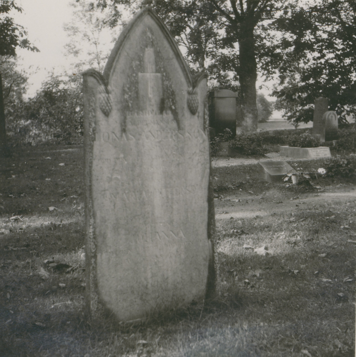 En grav i kyrkogården vid Mortorps kyrka. Riksdagsman N. Petersson som kom ifrån Runstorp ligger begraven här.