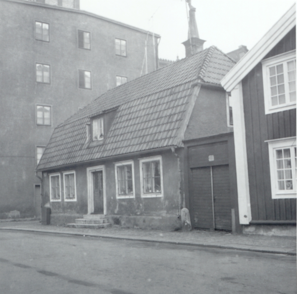 Bostadshus i kvarteret Krögaren. Putsen på huset till vänster är senare ...