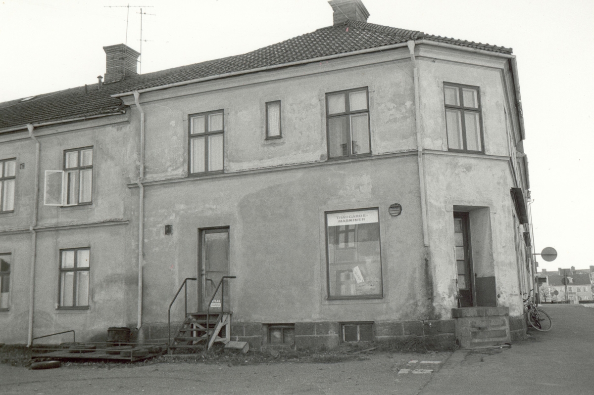 Trädgårdsgatan (Gamla elverket till höger) 1936-1937.