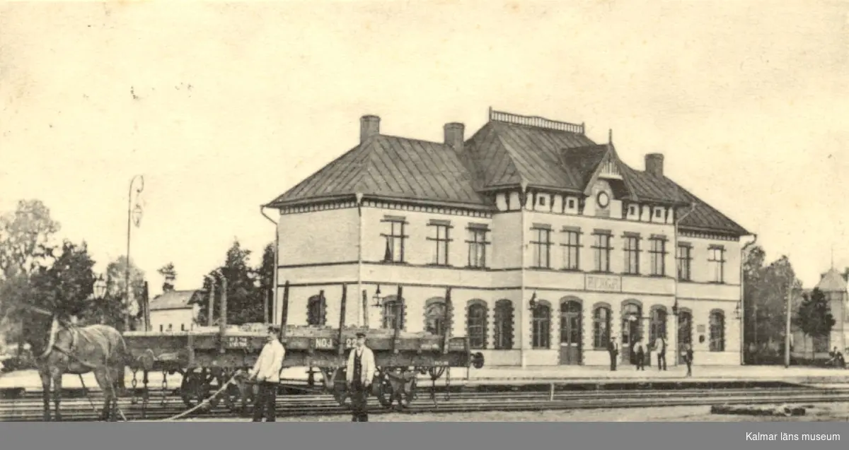 Berga järnvägsstation. Mannen till höger vid järnvägsvagnen är stationskarl Hultgren.