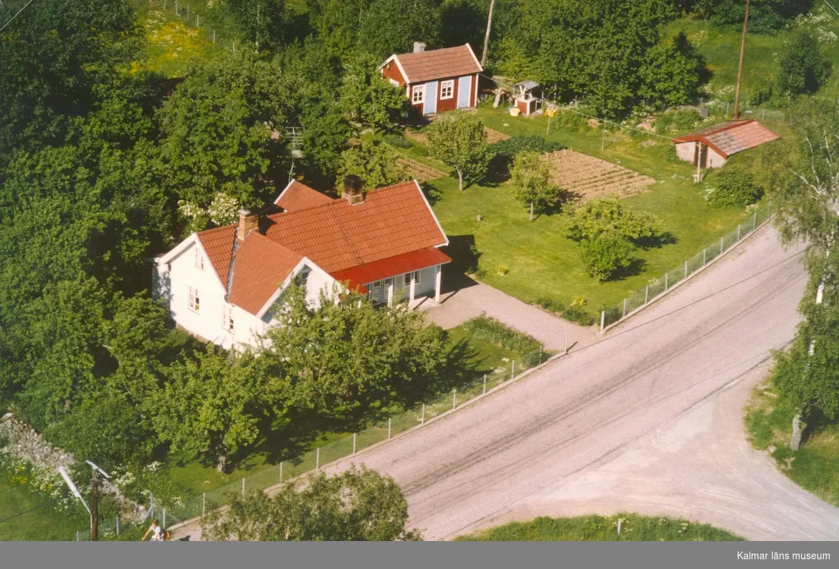 Villa med trädgård och ekonomibyggnader, i Bäckebo.