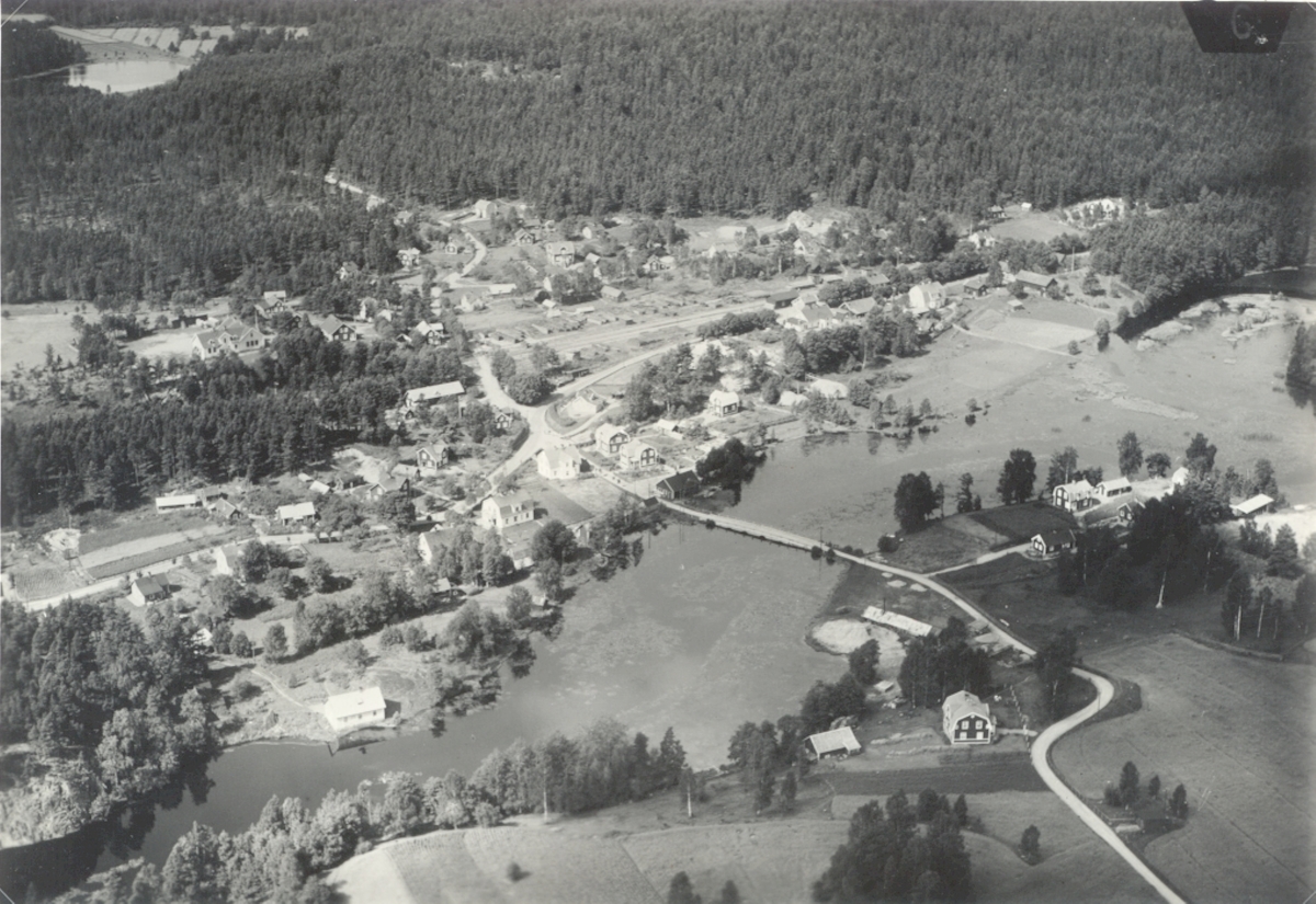 Flygfoto över Lönneberga stationssamhälle. Till vänster skolhuset i Björnhorva, nedtill bron över Silverån vid Dal.