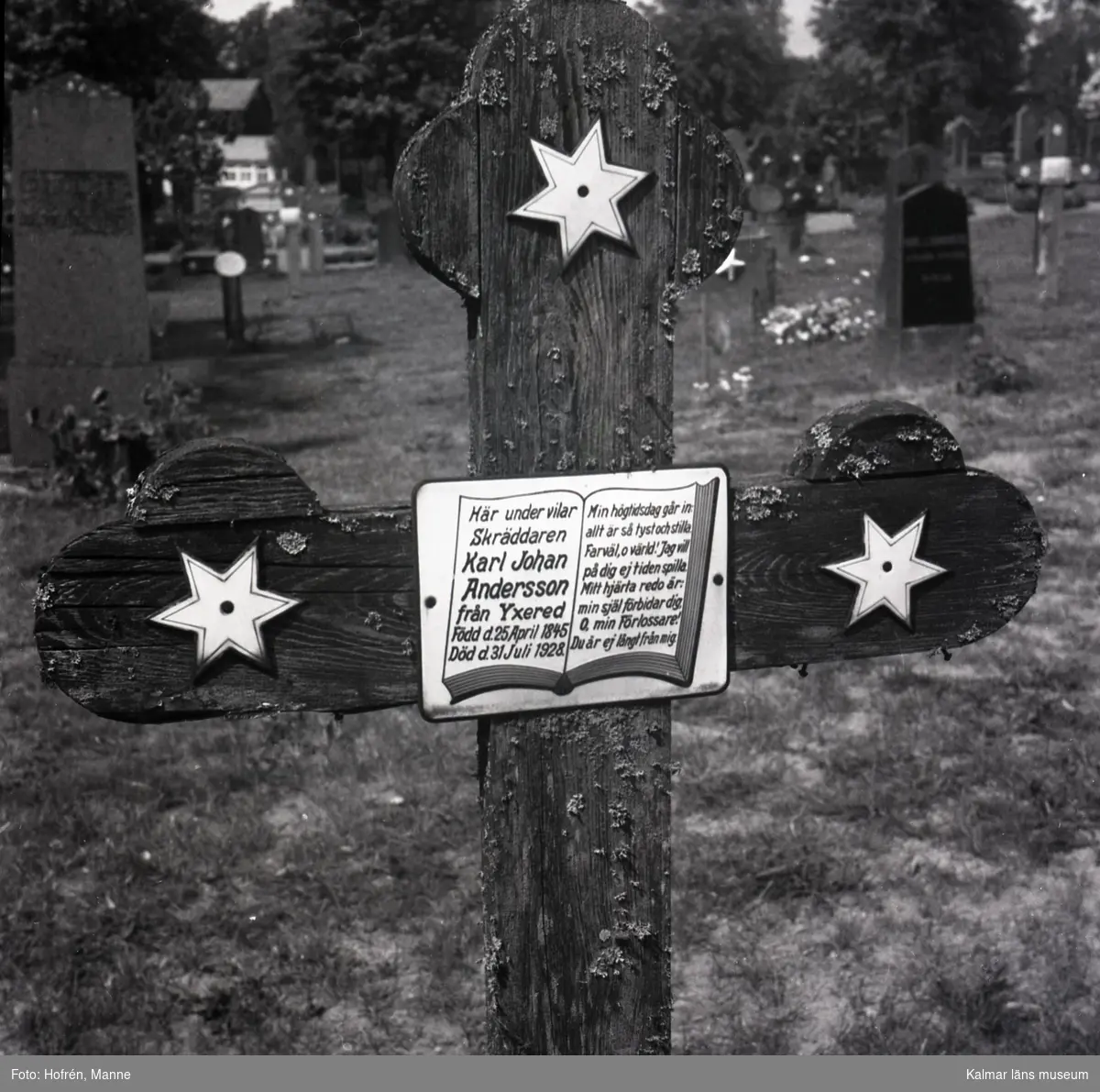 Ett gravkors i trä med stjärnor på Hjorteds kyrkogård.
