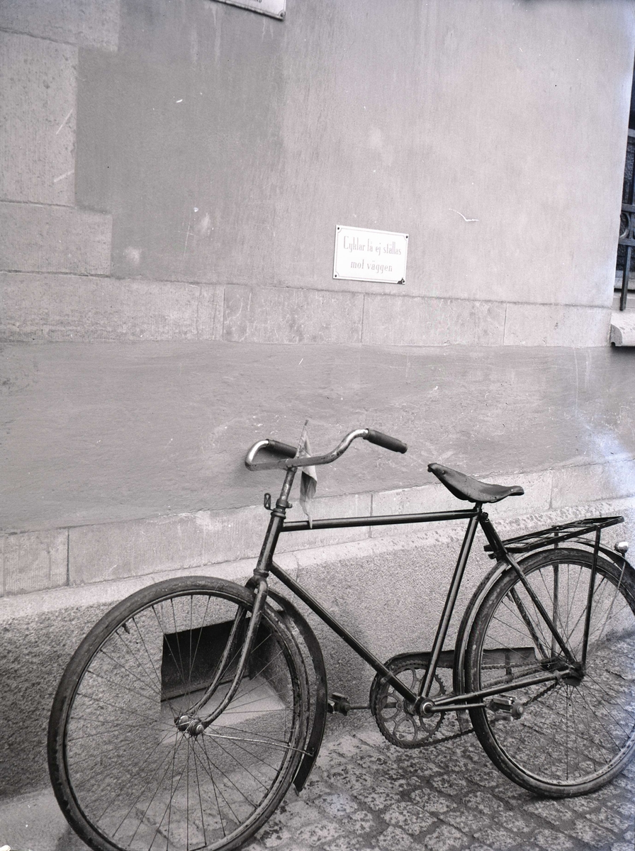 Regelbrott! Cykel under förbudsskylt.