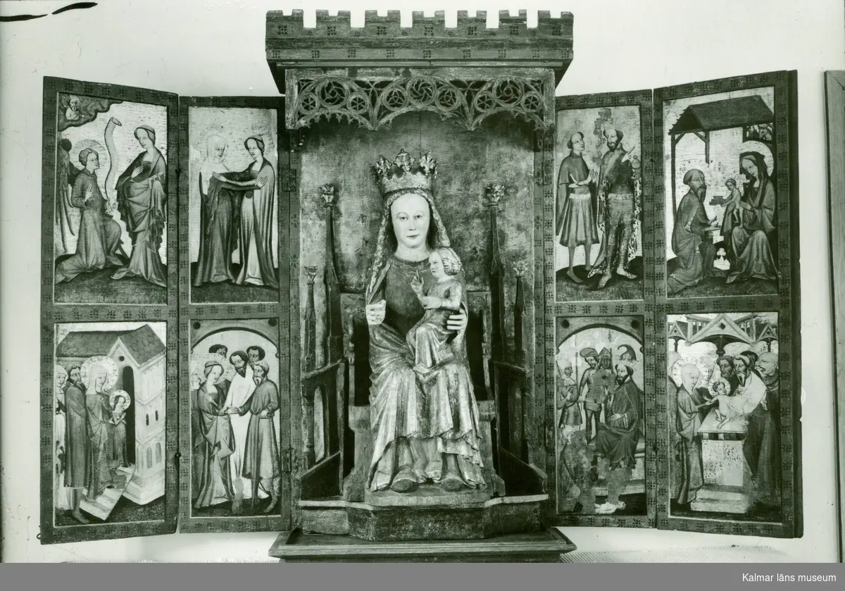 Altarskåp med skulptur från Högby kyrka.