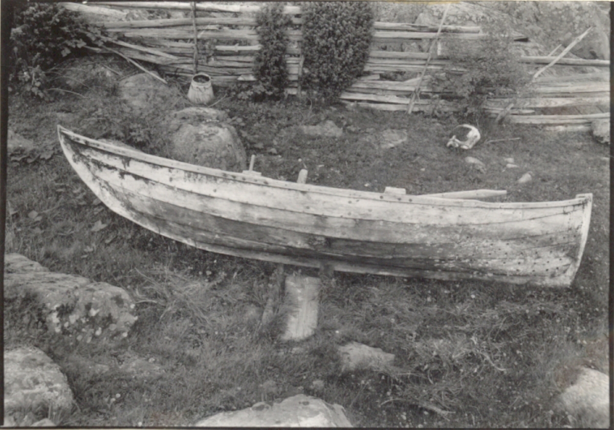 Fiskebåt med sumphåll i aktern. Byggd av ek, bild från babord. Längd 4,205 meter, bredd 1,38 meter.  Ägare: Karl Samuelsson.