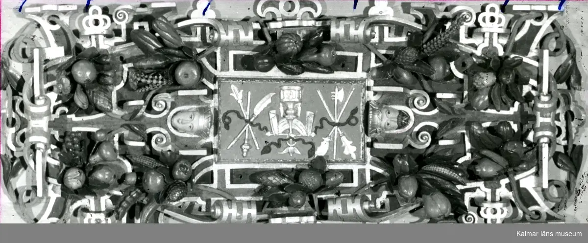 Kalmar slott. Detalj av Kungsmakets kassettak.
På vissa plåtar har Martin Olsson klistrat eltejp för att markera hur bilden skulle beskäras i boken.