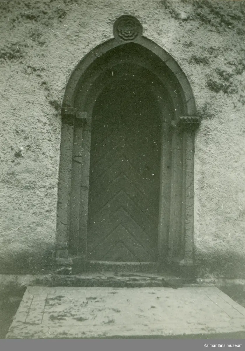 Portalen till Vickleby kyrka.Observera att en gravhäll använts som trappsten.