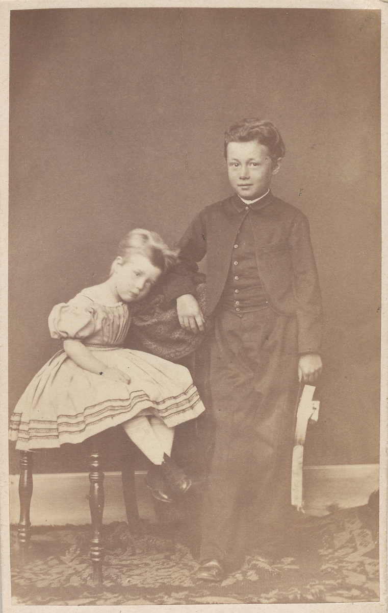 Ett ateljéfoto föreställande Frithiof Cronhamn med syster.