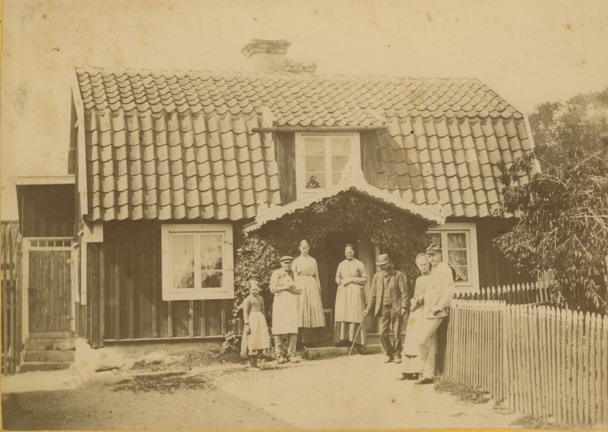 Bagare Per Persson Björck (född 1824) med familj, bl.a. sin fru Kristina (född Nilsdotter 1821) och arbetare framför sin bostad i Rockneby. Längst till höger sonen (Per) Alfred Björck (född 1865), sedermera handlare i Rockneby och hans fru Selma (född Lundgren 1864, död 1904).