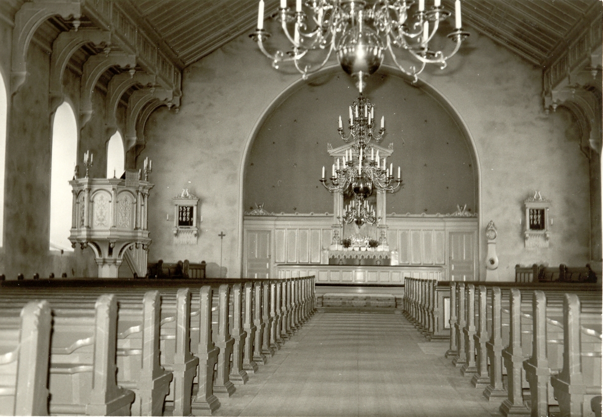 Interiör från långhuset i Hannäs kyrka före restaurering.