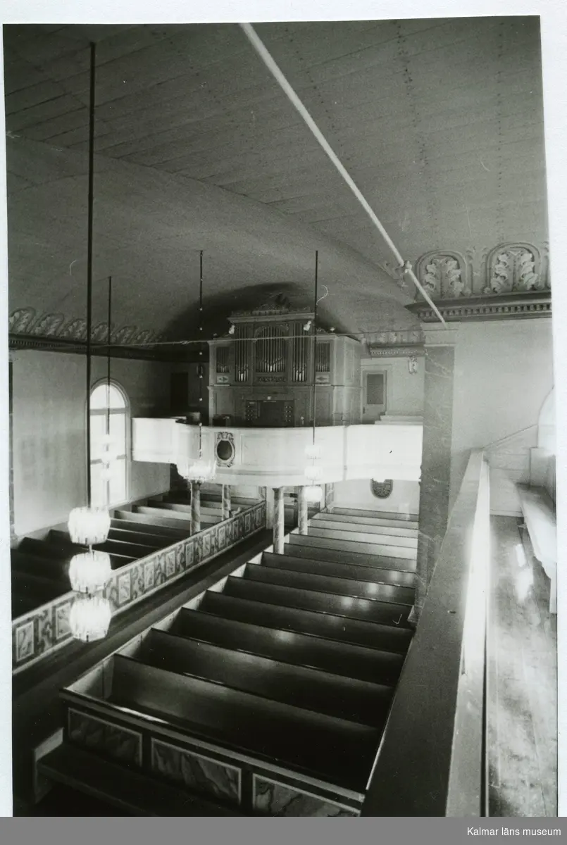 Orgeln och orgelläktaren i Hälleberga kyrka före branden 1976