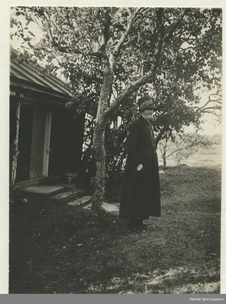 Thekla Enhström, lärarinna, författarinna till "Öland", "Ölandsfolk" med flera. Född 1848, död 1930 i Kalmar. Fotograferad vid sin stuga vid Eriksöre, Öland.
