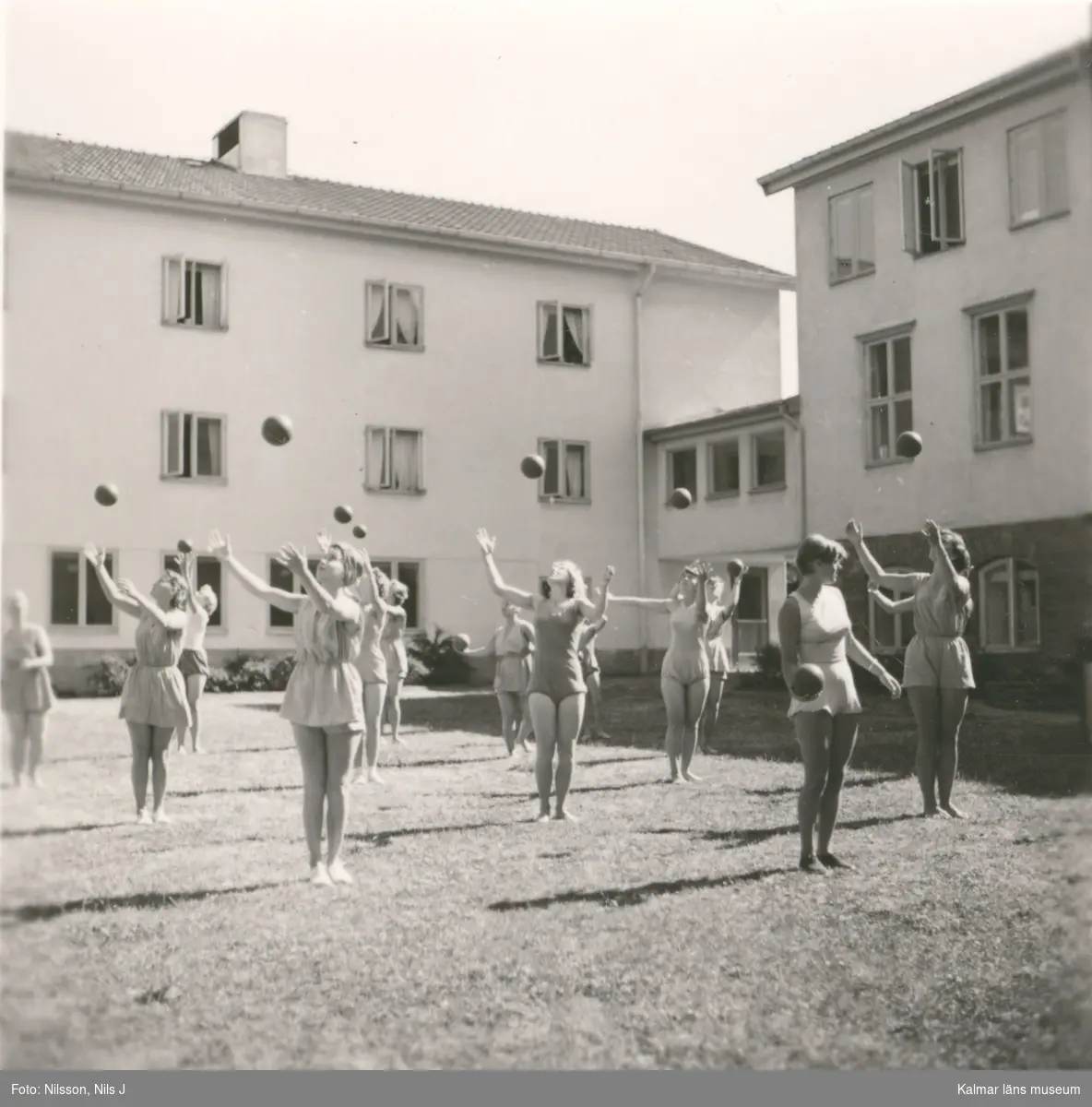 Gymnastik med bollar utanför Ölands Folkhögskola.