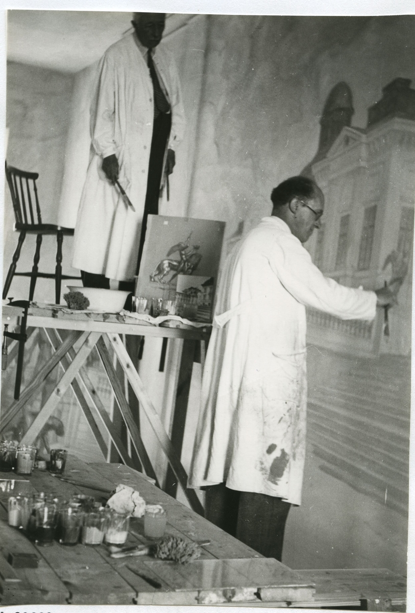 Prins Eugen, vid stolen, dekorerar väggar i då nybyggda Stagneliusskolan i Kalmar 1931-32.
Ur Walter Olsons negativsamling 1976.