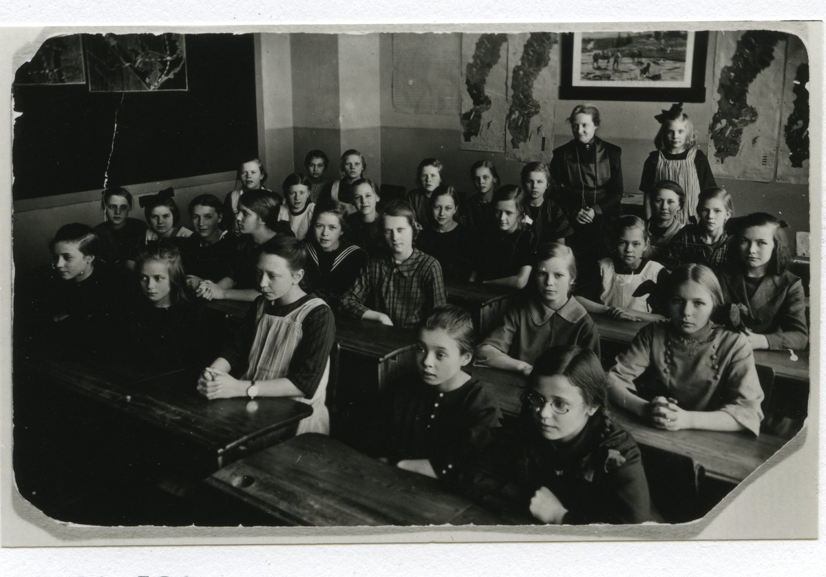 Vasaskolan. 4:e klass 1924. I mitten med rutig blus sitter Linnea Magnusson. Lärarinna Ida Johansson.