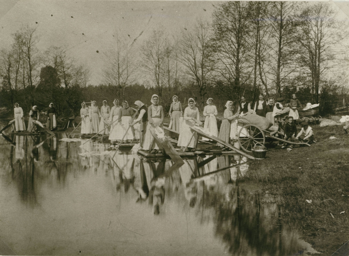 Tvätterskorna vid Konungaydsbron 1905. De fyra tvättbryggorna ägdes av Ellen Berghult, Tilda Karlsson och Ida Gustavsson.