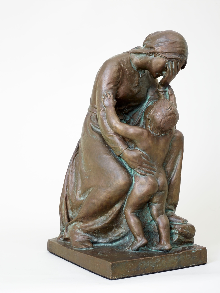 Støypt etter ASM 22 i gips. Svor arbeidde med fleire utkast til denne skulpturgruppa. Eit utkast førl denne vart vist på Høstutstillinga 1898, ergo ikkje ASM 22. Skulpturen finst i marmor hos Nasjonalmuseet for kunst, arkitektur og design.