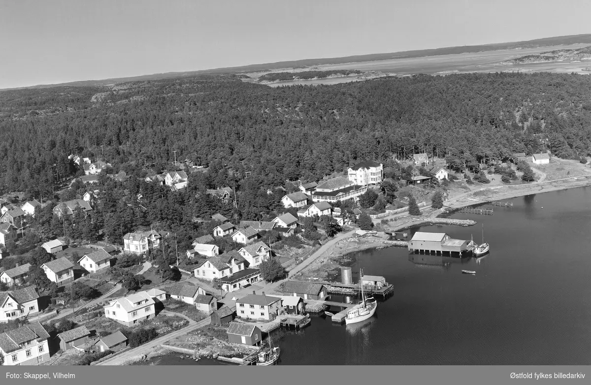 Oversiktsbilde fra Skjærhalden på Kirkeøy på Hvaler, flyfoto/skråfoto fra september 1951.