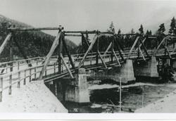 LØNSELV BRU SETT FRA SØR. PERMANENT BRU BLE BYGGET 1943/44.