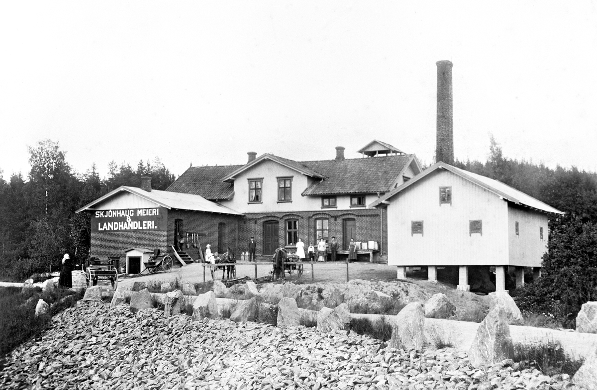 Skjønhaug meieri og landhandel i Trøgstad omrking 1910.
Tekst på veggen: Skjønhaug Meieri og Landhandleri.