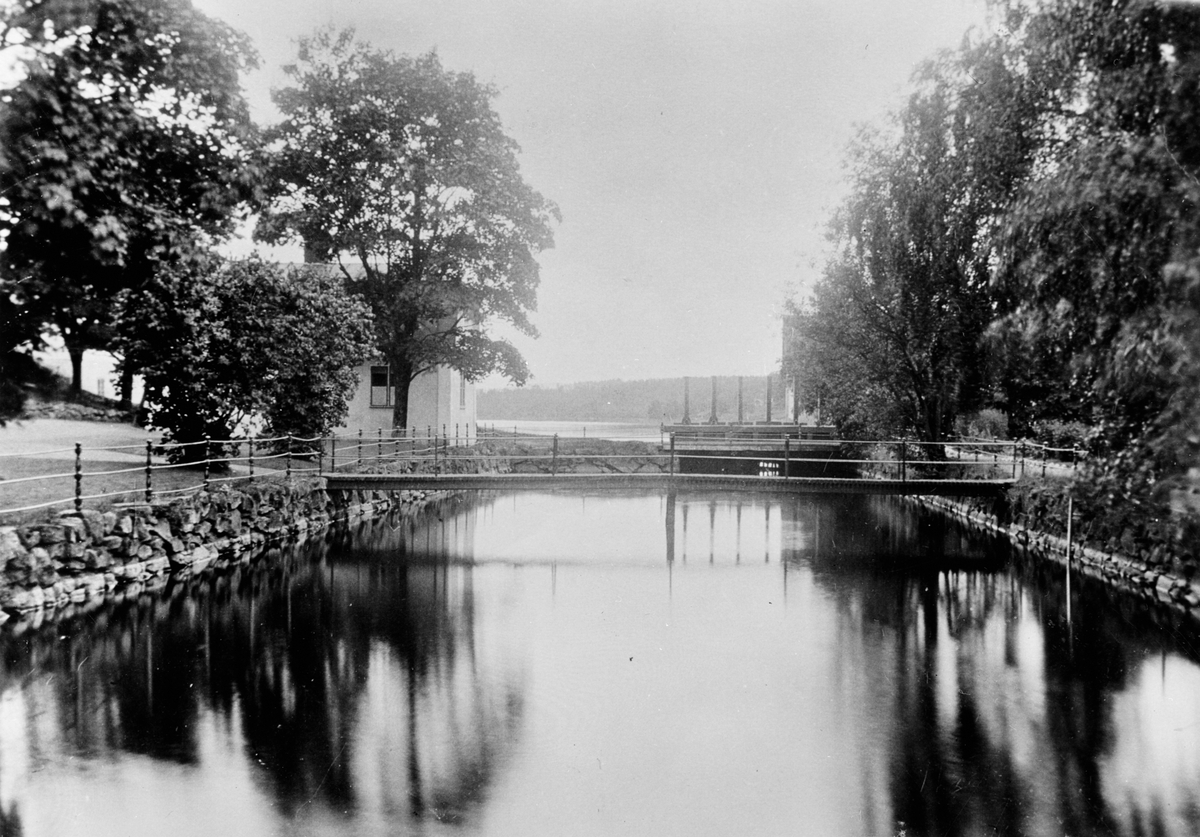 Hagge järnbruk.
Kontoret och kanalen samt bruksbron omkring 1907.