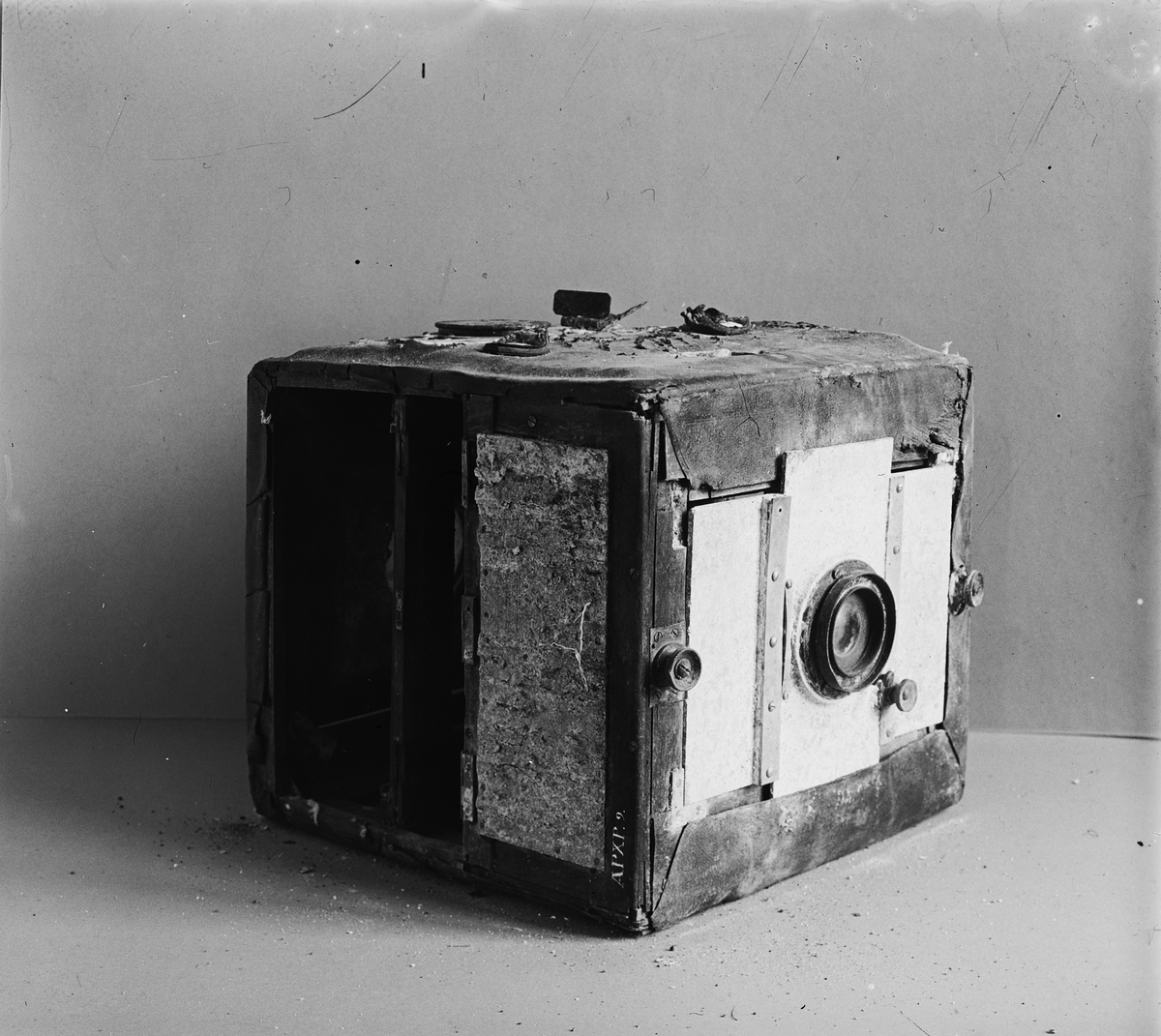 Fotografiapparat (kamera) Carl Zeiss Jena objektiv anastigmat "serie VII a, F 163 mm nr 14097" och med irisbländare. Till momentslutare valdes Anschützska fokalplanslutare.