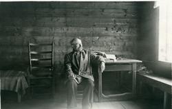 Arne Garborg inne i huset på Knudaheio.