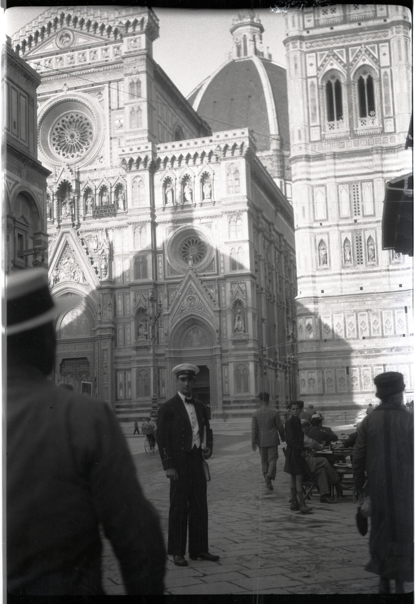 Ung officer (fänrik), sannolikt Gunvald Berger själv, framför kyrkan Basilica di Santa Maria del Fiore i Florens. Bilden torde ha tagits under pansarkryssaren FYLGIAs långresa 1925-1926, varvid bl a Genua angjordes.