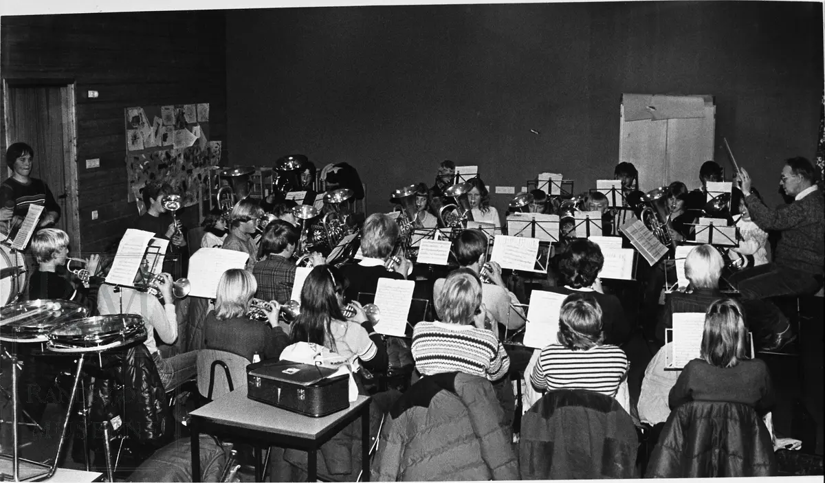 Brandbu Skolekorps øver foran 25-årsjubileet i 1983.