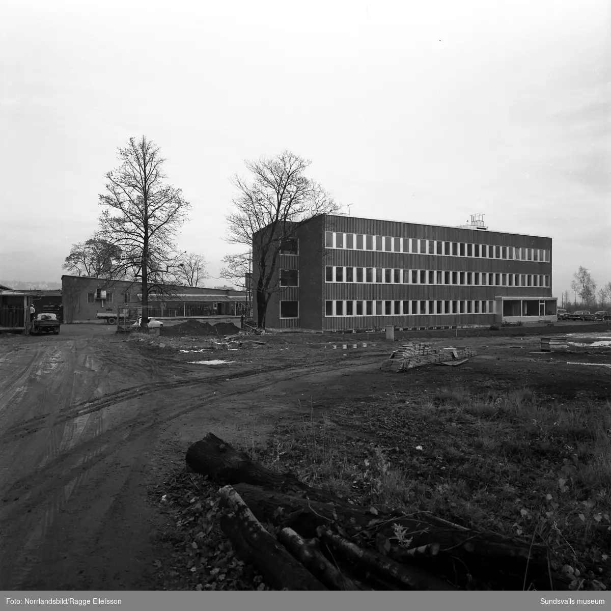 Norrlands Gas, Noga (AGA). Exteriörbilder av den nya fastigheten vid Landsvägsallén.