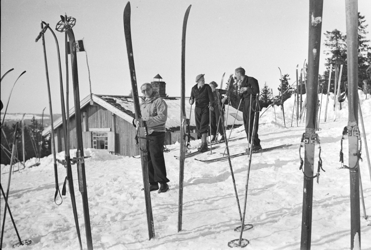 Skiløpere, ski, staver, friluftsliv, Målia (?) Vangsåsen.