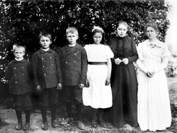 Gruppeportett av  barna til Louise Langberg og res. kap. og 