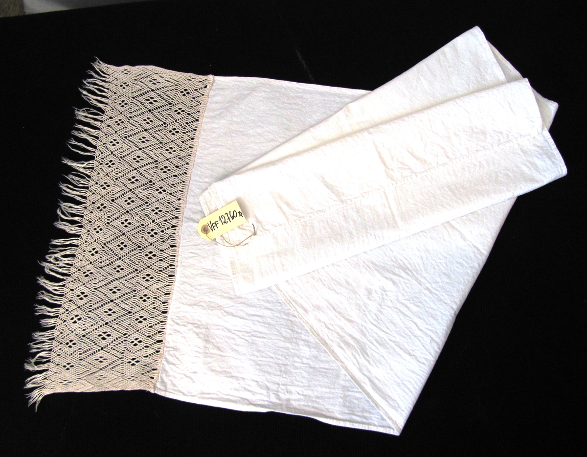 Julehandkle (a+b), kvit bord i firfletting påsydd eit bomullslerett.