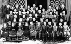 Sanne og Solli bruksskole i Tune ca. 1897. Til venstre lærer