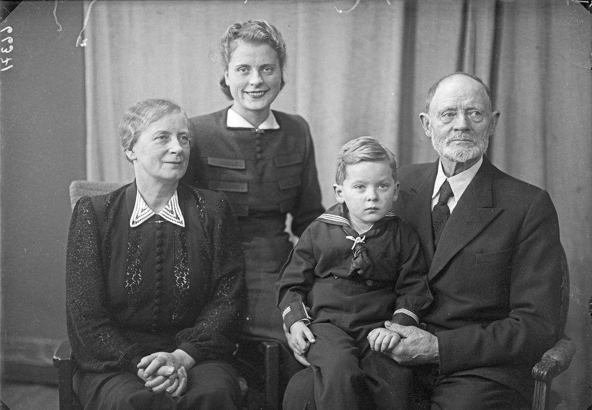 Gruppebilde. Familie. 4 generasjoner. Bestefar, bestemor, datter og dattersønn. Bestilt av Fru Karl Lothe. Hasselgt. 8.