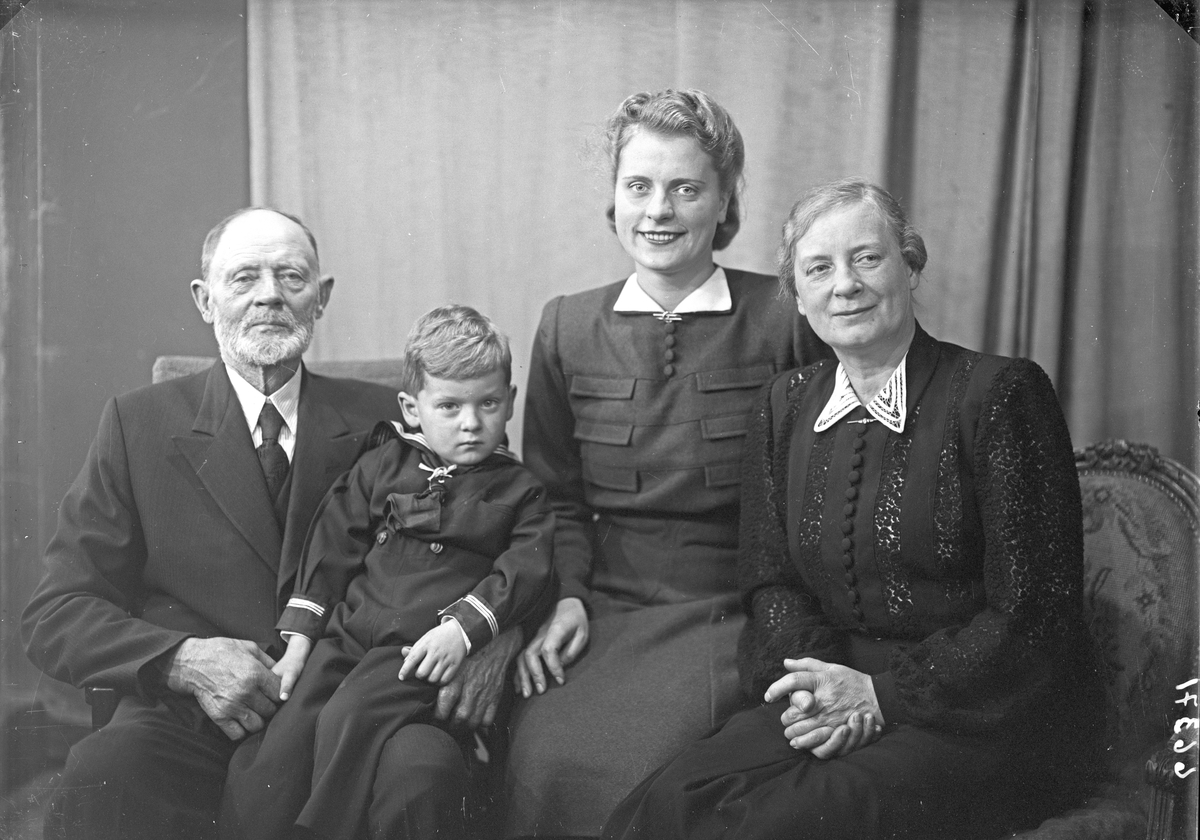 Gruppebilde. Familie. 4 generasjoner. Bestefar, bestemor, datter og dattersønn. Bestilt av Fru Karl Lothe. Hasselgt. 8.