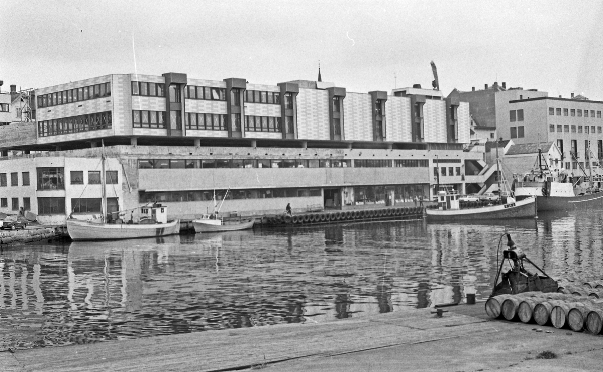 Sjøhuset. Forretningskompleks ved Smedasundet. Fiskebåter ligger ved kai.